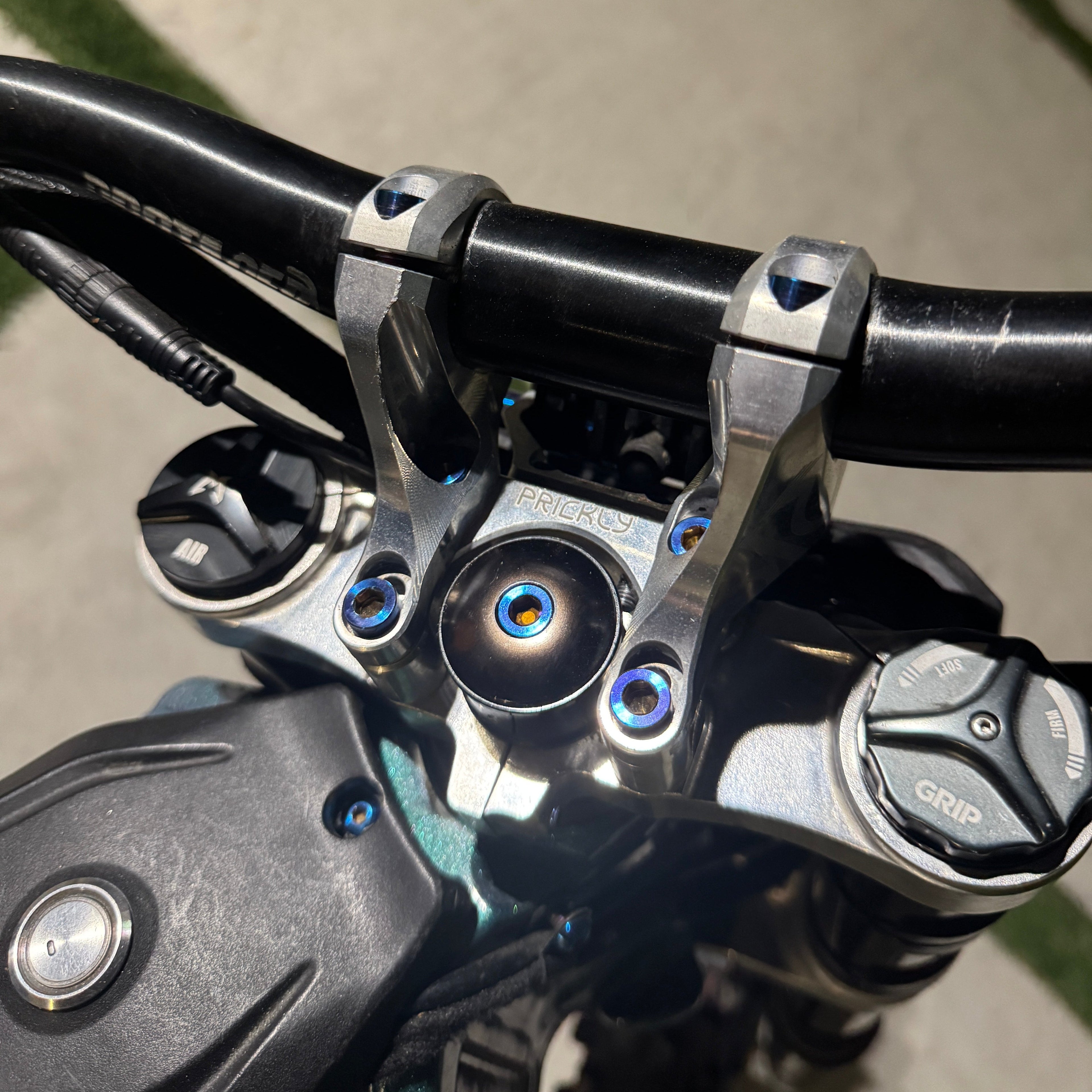 titanium stem lock bolt (1 bolt)